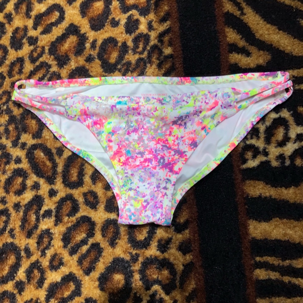 Victoria’s secret bikink bottoms, size large!